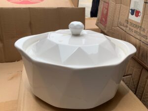 FULLY BOXED 24CM CERAMIC DISH SET WITH COVER